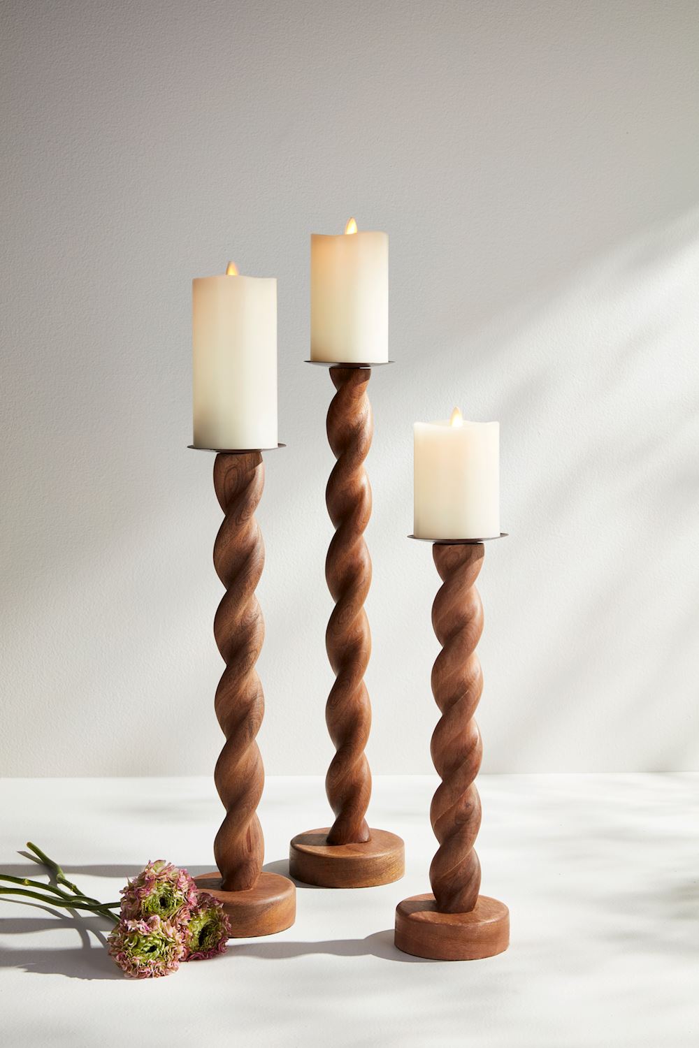 MED TWISTED WOOD CANDLESTICK