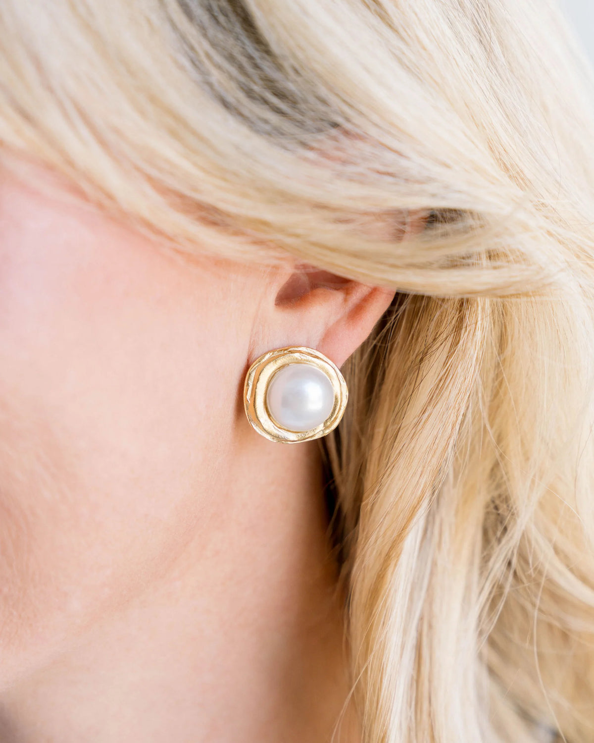 Classic Pearl Cab Studs